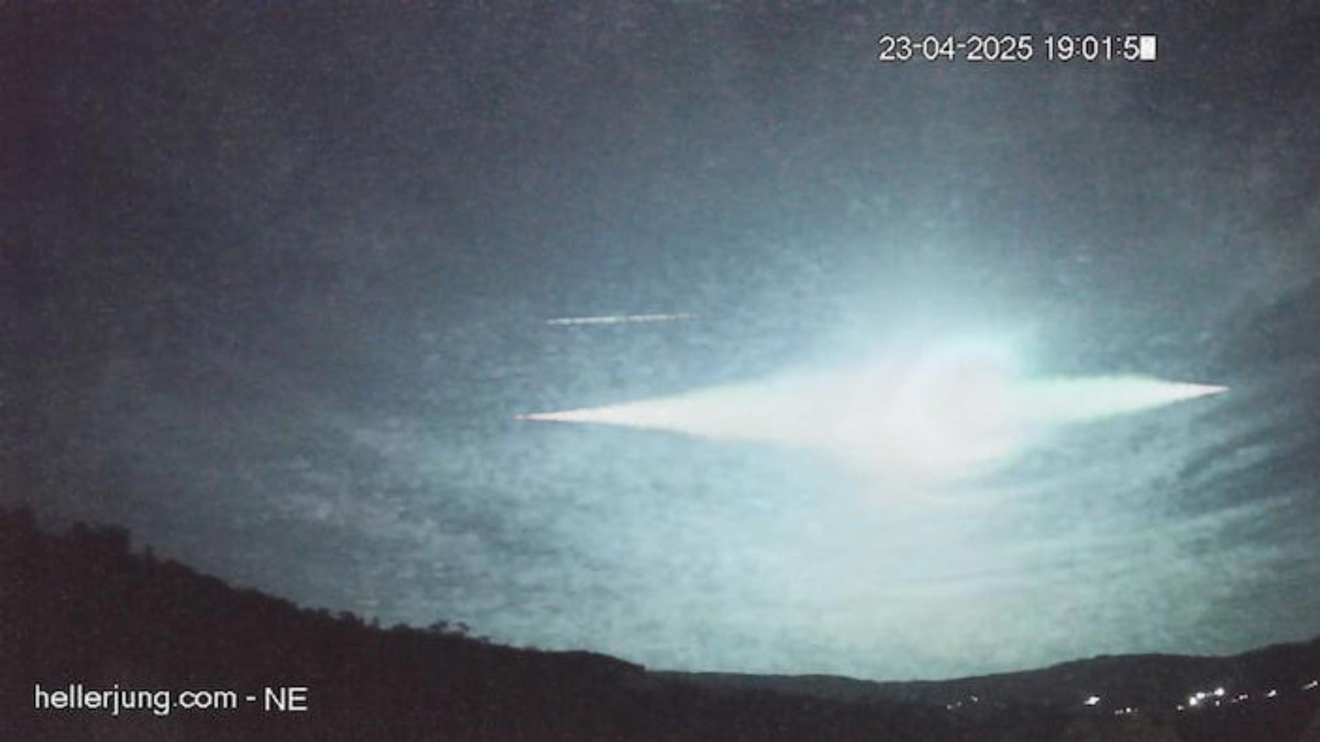 Meteoro explode sobre Santa Catarina e transforma noite em dia