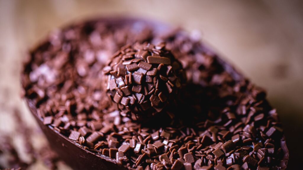 Receita de ovo de Páscoa de colher com brigadeiro 2 Receita de ovo de Páscoa de colher com brigadeiro