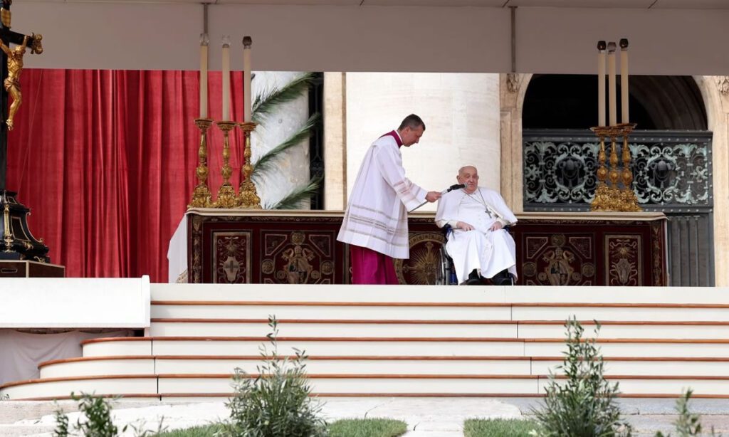 Ainda com aparência frágil, mas sem o auxílio de oxigênio para respirar, o Papa Francisco mostrou que já conseguiu recuperar um pouco a força da voz ao saudar os fiéis