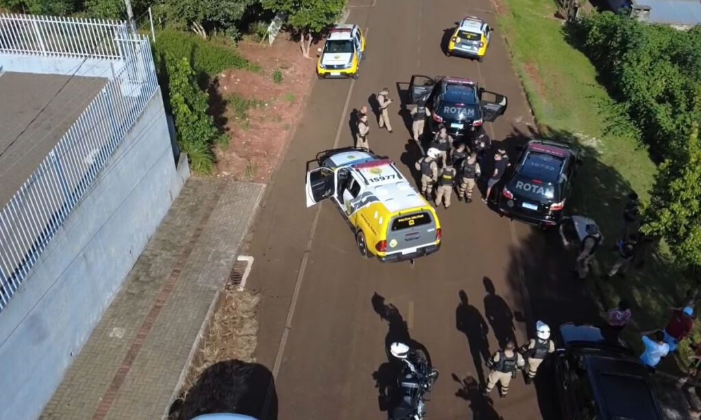 Homem é preso horas após esfaquear a própria filha de 3 anos 2 A criança passou por cirurgia e seu estado ainda é grave. O homem foi preso durante a tarde desta segunda-feira