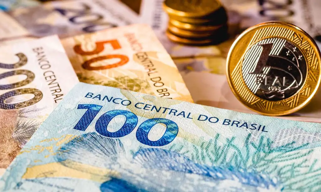 Motivo da desvalorização é uma inflação de 686,64% no período, o que reduziu o poder de compra. Esse fenômeno não é exclusivo do real