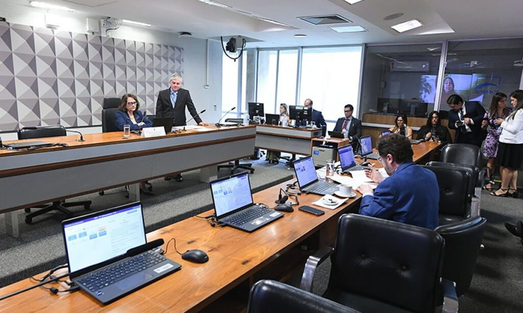 Comissão do Senado aprova projeto de porte de arma para mulher sob medida protetiva 2 A Comissão aprovou o projeto permite a aquisição, a posse e o porte de armas de fogo para mulheres a partir de 18 anos sob medida protetiva de urgência