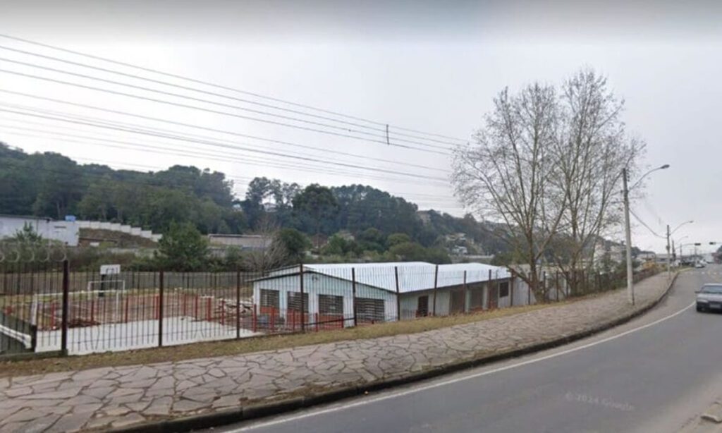 Alunos que esfaquearam professora no RS teriam quebrado câmeras antes do ataque 3 Mãe de um dos alunos envolvidos havia sido notificada pela escola por conta de "comportamentos agressivos" um dia antes do ataque