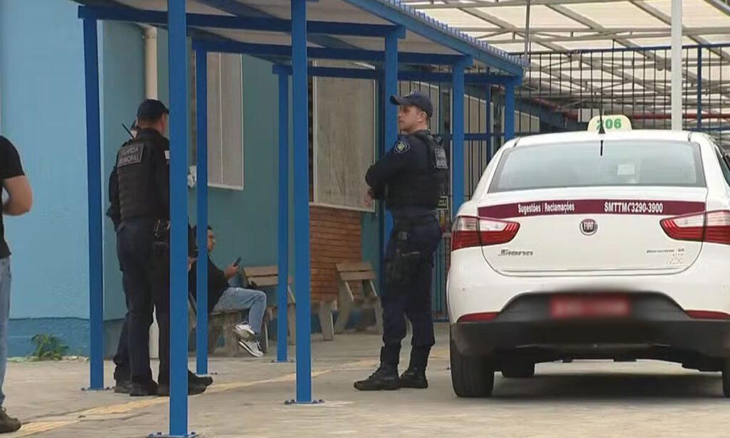 Alunos que esfaquearam professora no RS teriam quebrado câmeras antes do ataque 4 Mãe de um dos alunos envolvidos havia sido notificada pela escola por conta de "comportamentos agressivos" um dia antes do ataque