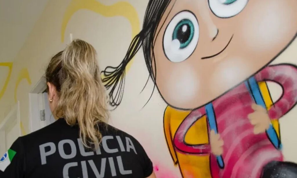 Criança de 4 anos é espancada por madrasta por assistir TV sem permissão 3 O caso foi descoberto após uma denúncia anônima. A criança teria contado na escola que havia sido agredida pela madrasta, a quem chamava de mãe