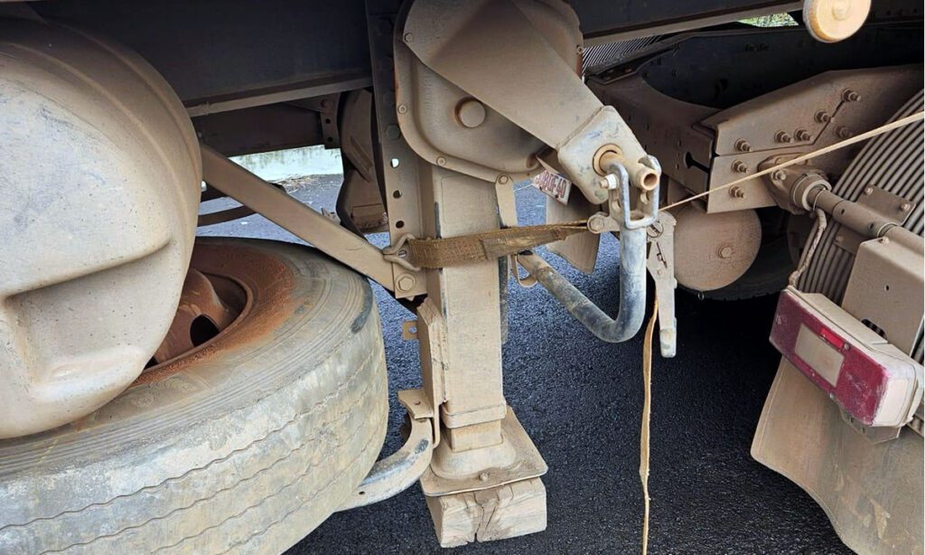Com carreta sem para-brisa e usando capacete, motorista saiu do Mato Grosso e pretendia chegar ao RS 5 Segundo o motorista da carreta, ele havia se acidentado na divisa entre Mato Grosso do Sul e Pará, mas que ele decidiu que o veículo poderia voltar rodando até Garibaldi (RS)