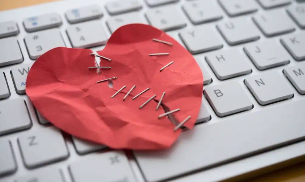 Idosa perde mais de R$ 30 mil em “Golpe do Amor”, em São Miguel do Oeste 3 A idosa acreditou que receberia U$ 600 mil de presente, mas caiu no chamado “Golpe do Amor”