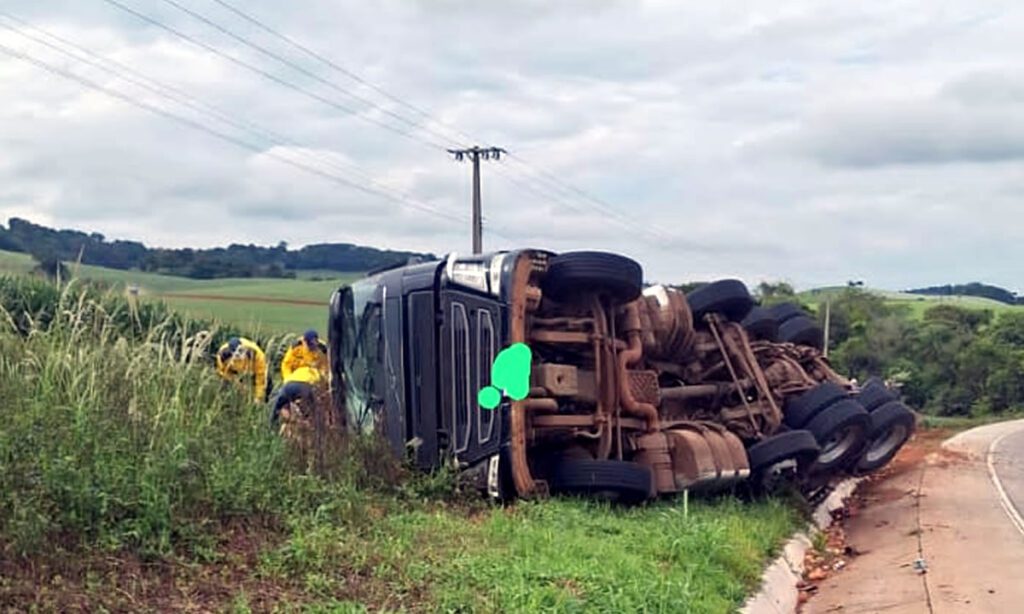 Carreta carregada de cebola tomba na BR-163, em Guarujá do Sul 3 Acidente envolvendo a carreta aconteceu na manhã deste domingo próximo ao acesso à cidade do Guarujá do Sul