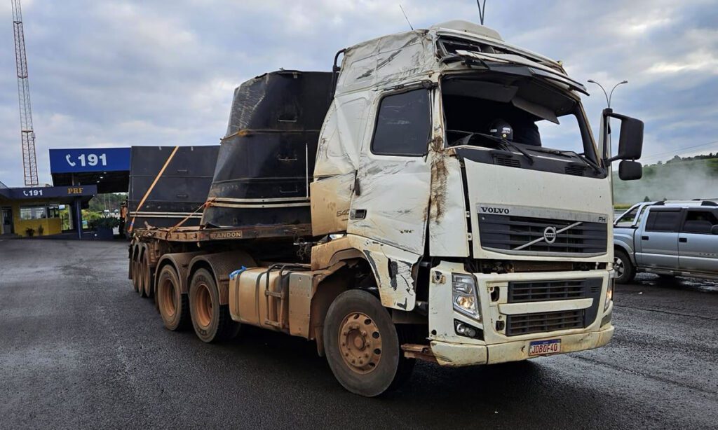 Com carreta sem para-brisa e usando capacete, motorista saiu do Mato Grosso e pretendia chegar ao RS 3 Segundo o motorista da carreta, ele havia se acidentado na divisa entre Mato Grosso do Sul e Pará, mas que ele decidiu que o veículo poderia voltar rodando até Garibaldi (RS)
