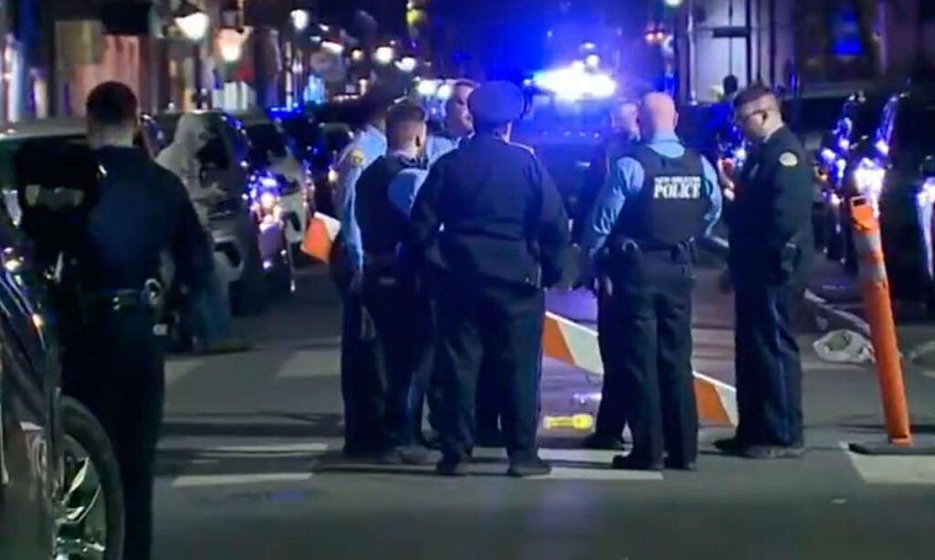 Motorista atropela multidão e deixa ao menos 11 mortos em festival no Canadá 7 Ataque aconteceu em um festival da comunidade filipina em Vancouver. O motorista foi preso e em seu depoimento pediu desculpas as pessoas