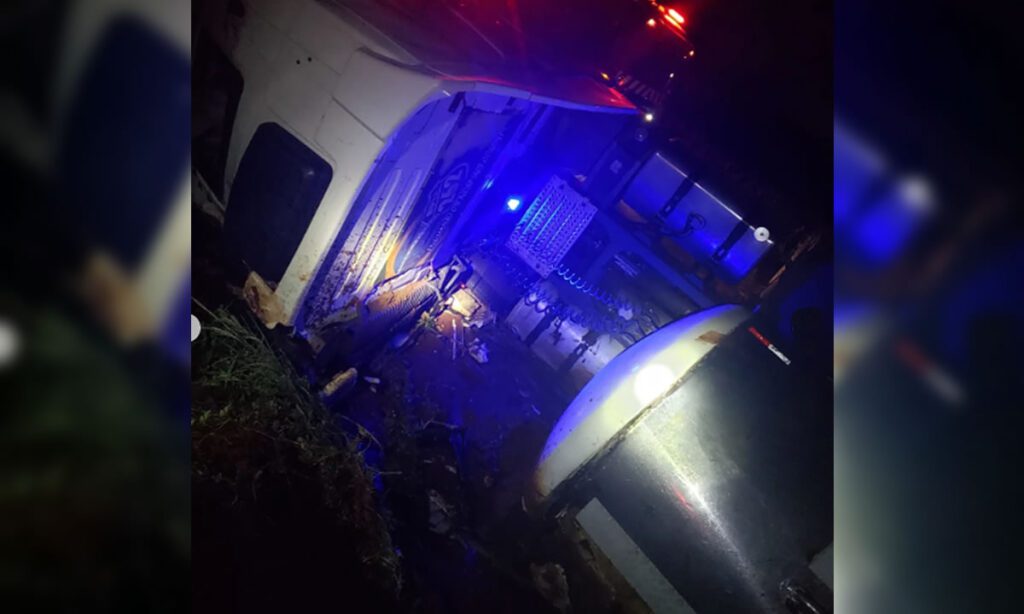 Idoso morre em grave acidente entre Pranchita e Pérola do Oeste 4 O idoso conduzia um caminhão que transportava soro de leite. Com ele estavam uma criança e um homem que tiveram ferimentos graves