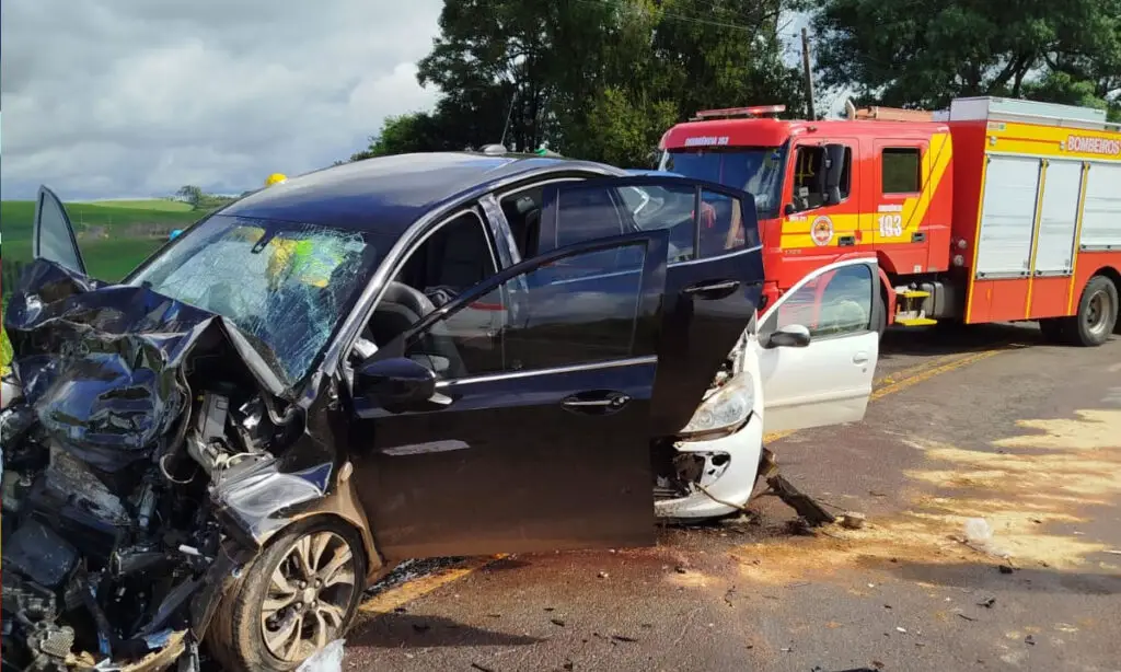 O acidente ocorreu na tarde deste domingo. Segundo os Bombeiros as nove pessoas feridas foram encaminhadas ao hospital