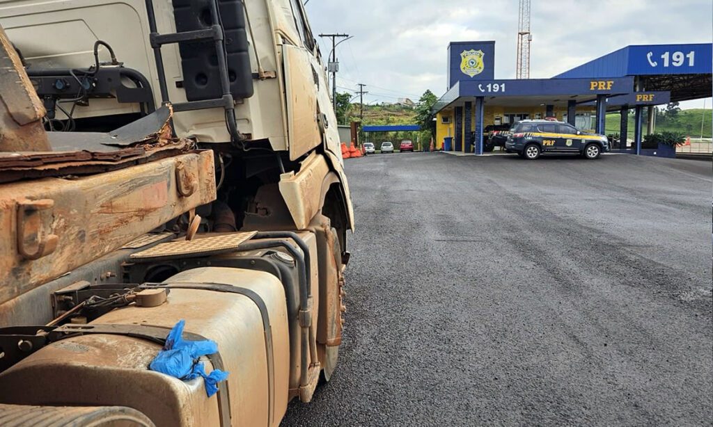 Com carreta sem para-brisa e usando capacete, motorista saiu do Mato Grosso e pretendia chegar ao RS 6 Segundo o motorista da carreta, ele havia se acidentado na divisa entre Mato Grosso do Sul e Pará, mas que ele decidiu que o veículo poderia voltar rodando até Garibaldi (RS)