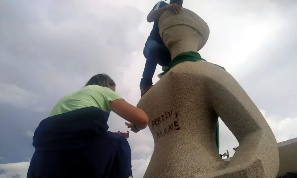 Cabeleireira que pichou estátua em frente ao STF é condenada a 14 anos de prisão 2 A cabeleireira Débora Rodrigues foi responsabilizada por cinco crimes, incluindo golpe de Estado, por participação nos atos de 8 de janeiro
