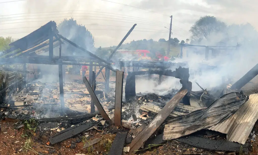 Residência é completamente destruída por incêndio no interior de São José do Cedro 2 Fato ocorreu no Distrito de Padre Réus. Segundo informações duas pessoas estavam na residência e conseguiram sair a tempo sem ferimentos, apenas assustadas