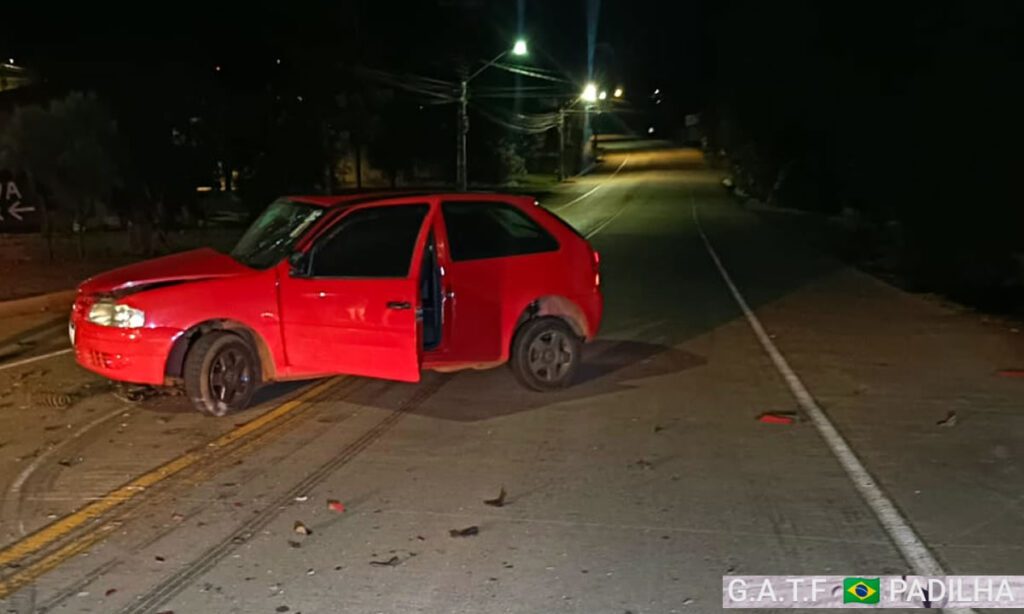Duas pessoas ficam feridas em acidente na BR-163, em Dionísio Cerqueira 4 Acidente ocorreu na madrugada de sábado, e envolveu um VW Gol que colidiu em outros dois carros estacionados. Duas pessoas ficaram feridas