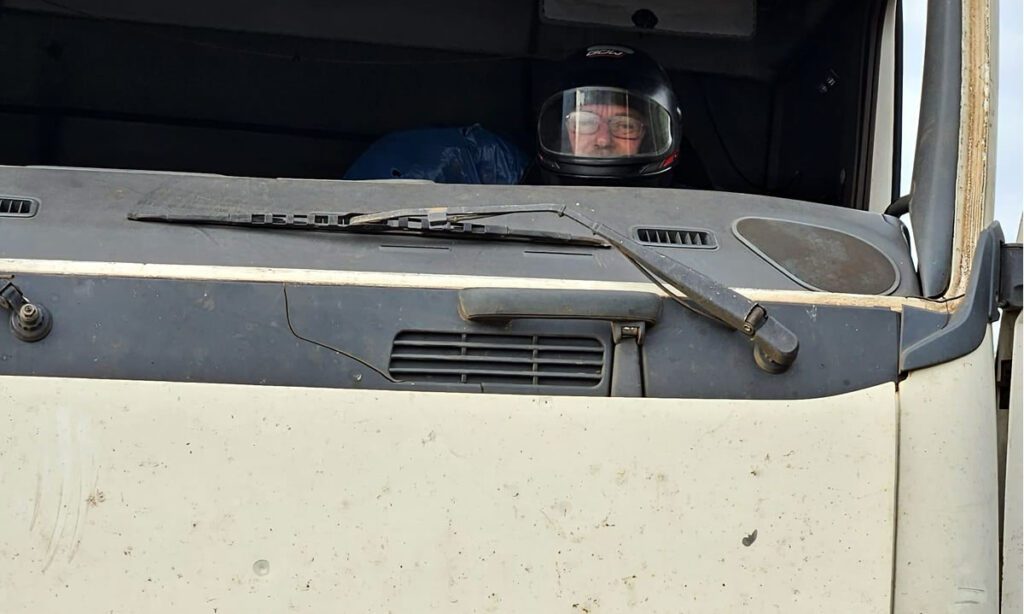 Com carreta sem para-brisa e usando capacete, motorista saiu do Mato Grosso e pretendia chegar ao RS 7 Segundo o motorista da carreta, ele havia se acidentado na divisa entre Mato Grosso do Sul e Pará, mas que ele decidiu que o veículo poderia voltar rodando até Garibaldi (RS)