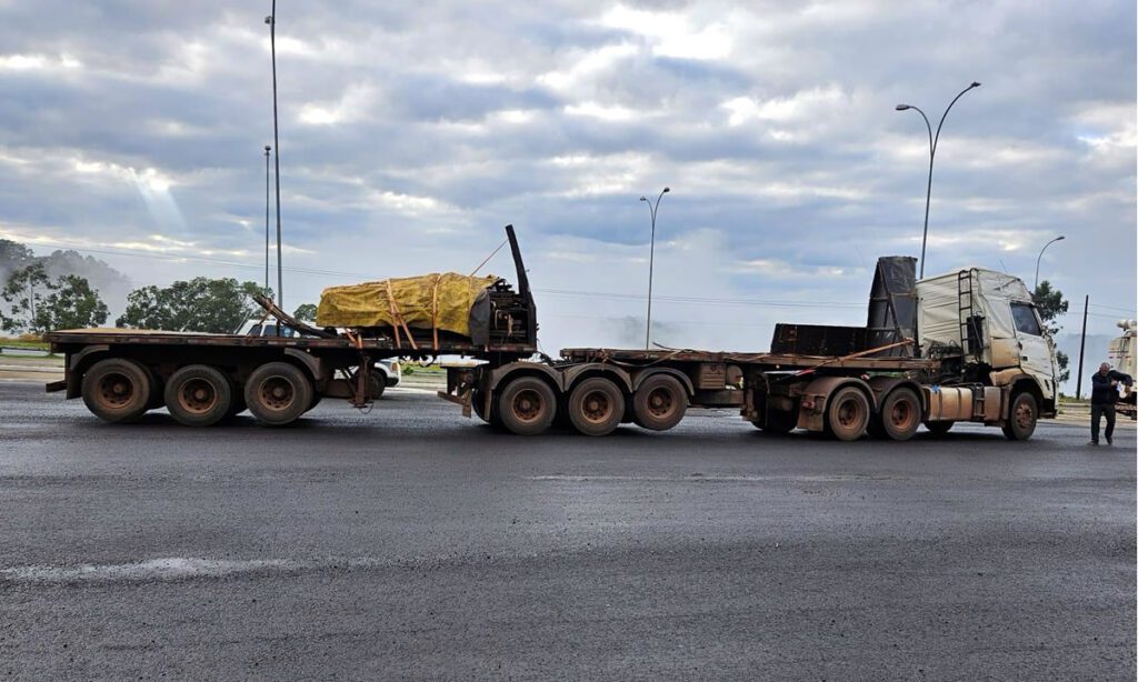 Com carreta sem para-brisa e usando capacete, motorista saiu do Mato Grosso e pretendia chegar ao RS 2 Segundo o motorista da carreta, ele havia se acidentado na divisa entre Mato Grosso do Sul e Pará, mas que ele decidiu que o veículo poderia voltar rodando até Garibaldi (RS)