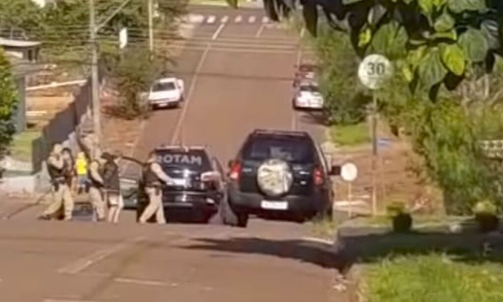 Homem é preso horas após esfaquear a própria filha de 3 anos 3 A criança passou por cirurgia e seu estado ainda é grave. O homem foi preso durante a tarde desta segunda-feira