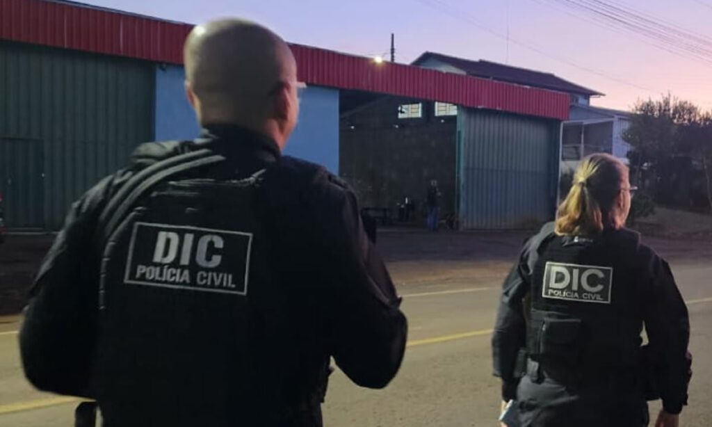 Suspeitos de tráfico são presos após movimentarem mais de R$ 1 milhão 3 Dois suspeitos foram presos em flagrante, também pelo crime de tráfico e associação para o tráfico de drogas