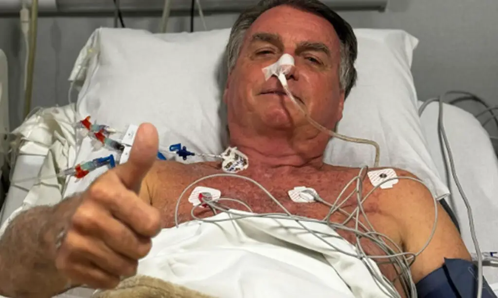 Ex-presidente Bolsonaro está internado no DF Star em Brasília. Ele foi diagnosticado com uma obstrução parcial no intestino. Equipe médica realiza operação para 'liberação de aderências'