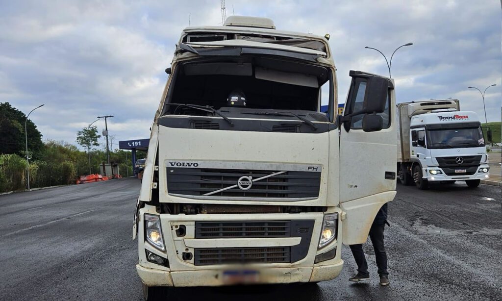 Com carreta sem para-brisa e usando capacete, motorista saiu do Mato Grosso e pretendia chegar ao RS 8 Segundo o motorista da carreta, ele havia se acidentado na divisa entre Mato Grosso do Sul e Pará, mas que ele decidiu que o veículo poderia voltar rodando até Garibaldi (RS)