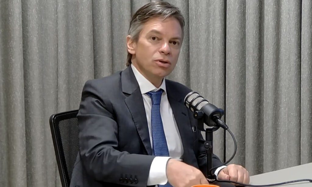 Presidente da OAB do Paraná pedirá ao MEC fechamento de 6 cursos de Direito 3 Em entrevista, o presidente da OAB/PR, Luiz Fernando Pereira, criticou a baixa qualidade dos cursos de direito em determinadas instituições