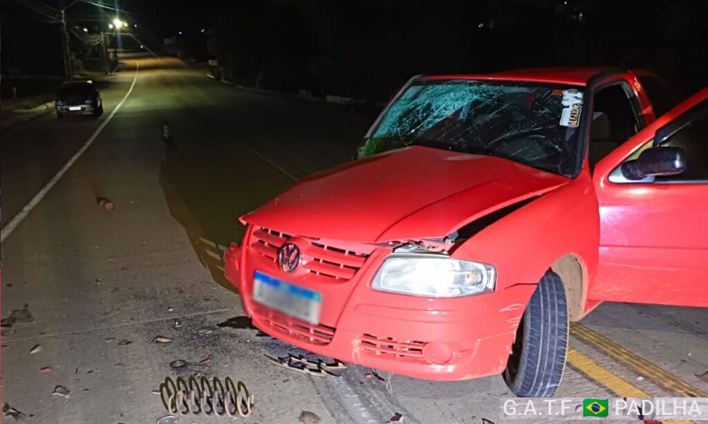 Duas pessoas ficam feridas em acidente na BR-163, em Dionísio Cerqueira 5 Acidente ocorreu na madrugada de sábado, e envolveu um VW Gol que colidiu em outros dois carros estacionados. Duas pessoas ficaram feridas