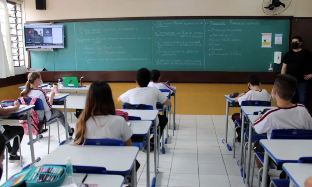 Aprendizagem na educação básica ainda não retomou níveis pré-pandemia 3 Embora os níveis de aprendizagem tenham avançado nos últimos anos, o país ainda não conseguiu retomar os patamares de 2019