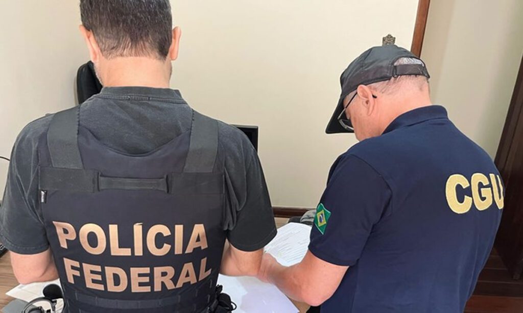 Presidente do INSS pede demissão em meio à operação da PF contra fraude 3 O presidente do INSS, Alessandro Stefanutto, foi alvo de uma operação de buscas no gabinete e em sua residência pela Polícia Federal (PF)