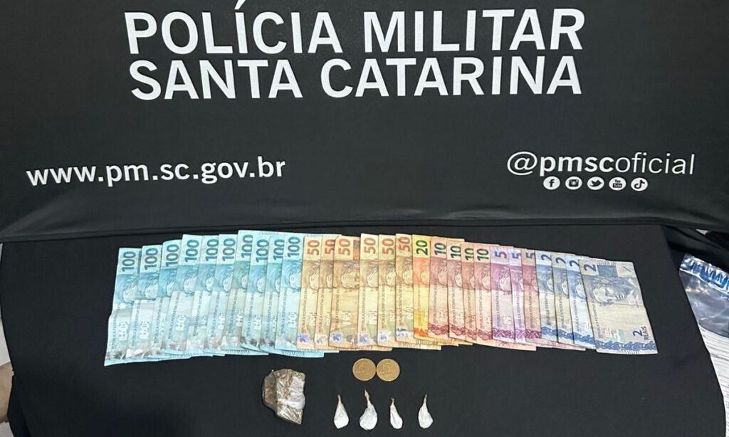Avô é preso e neto adolescente é apreendido por tráfico de drogas 4 Adolescente de 17 anos foi flagrado com cocaína e revelou que atuava no tráfico sob orientação do avô