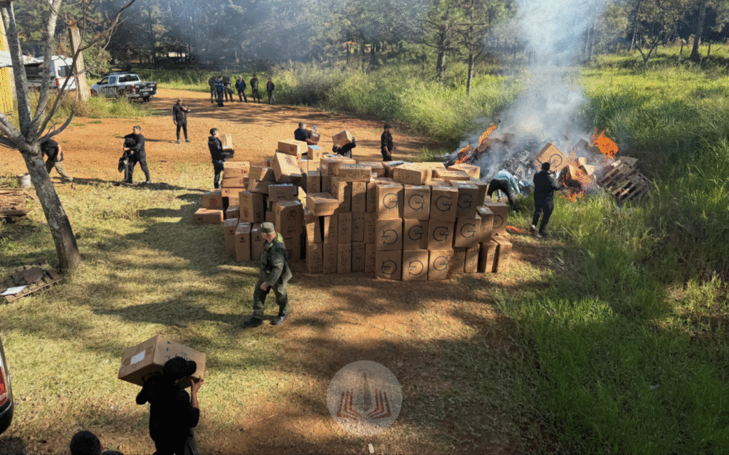 Polícia Argentina destrói cerca de 1,5 milhão de maços de cigarros contrabandeados apreendidos em Bernardo de Irigoyen 6 A carga de mais de 6 mil caixas de cigarros contrabandeados havia sido apreendida durante uma operação policial realizada em março pela polícia Argentina