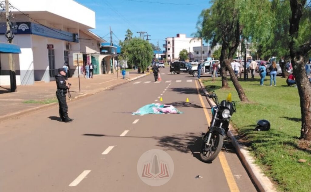 Homem morre após ser atropelado por motocicleta no centro de Bernardo de Irigoyen 2 O homem de 52 anos, não resistiu aos ferimentos e morreu no local. Fato ocorreu ao meio-dia desta quarta-feira