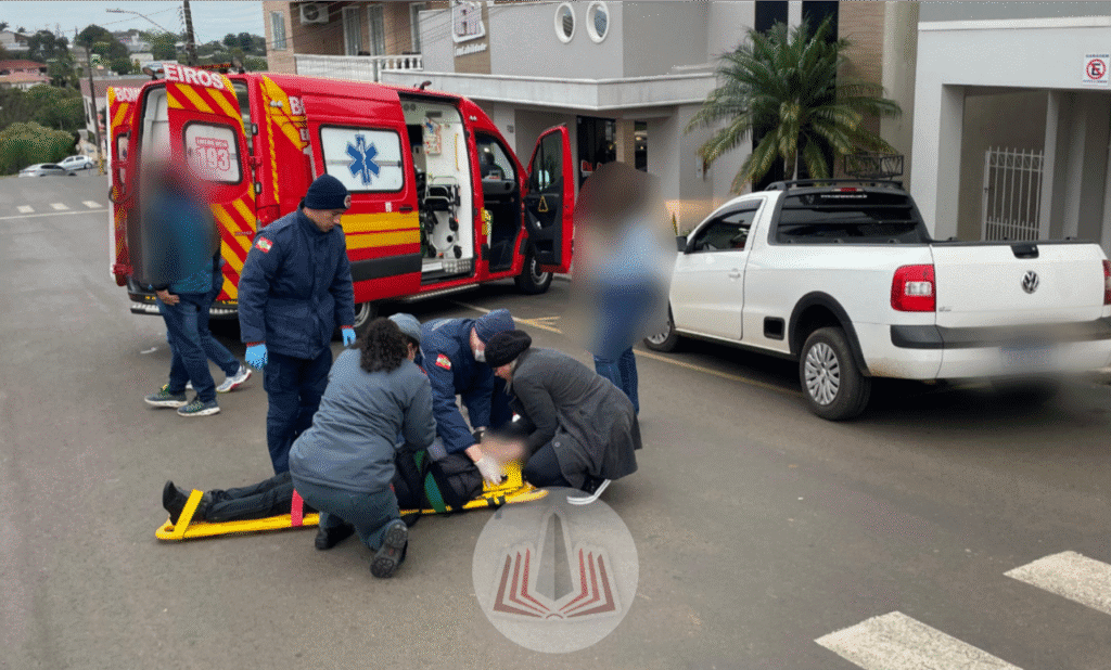 Mulher fica ferida ao ser atropelada no centro de Dionísio Cerqueira 2 1000874075