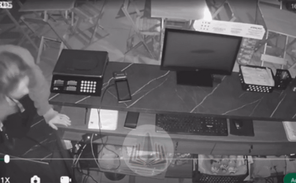 Autora de furto em sorveteria, é presa pela Polícia Civil em Dionísio Cerqueira 2 A mulher foi presa nessa sexta-feira, em uma ação da Polícia Civil e militar. Ela seria a autora do furto em uma sorveteria no centro