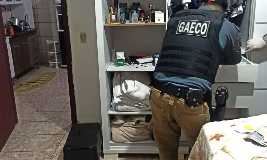 Empresário que pagava propina à policiais de Barracão é alvo de operação do Gaeco 5 Os mandados de busca e apreensão foram cumpridos em Dionísio Cerqueira e Barracão. Na oportunidade os policiais apreenderam R$ 24 mil que estavam com o empresário