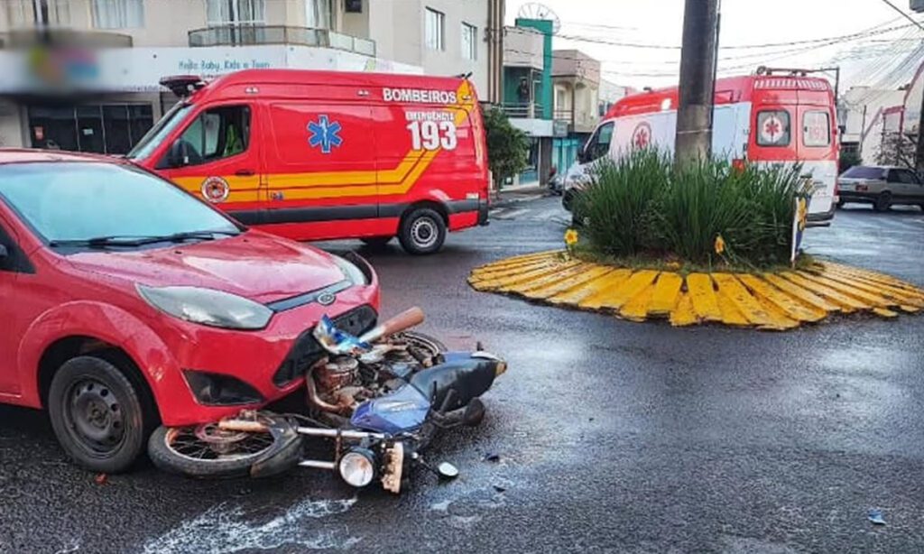 Motocicleta argentina se envolve em acidente com veículo no centro de Barracão 2 6ythr5