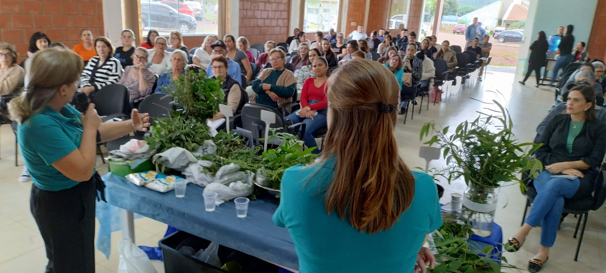 Município de Barracão promove capacitação sobre plantas medicinais 2 IMG 20250522 150314742 BURST000 COVER scaled