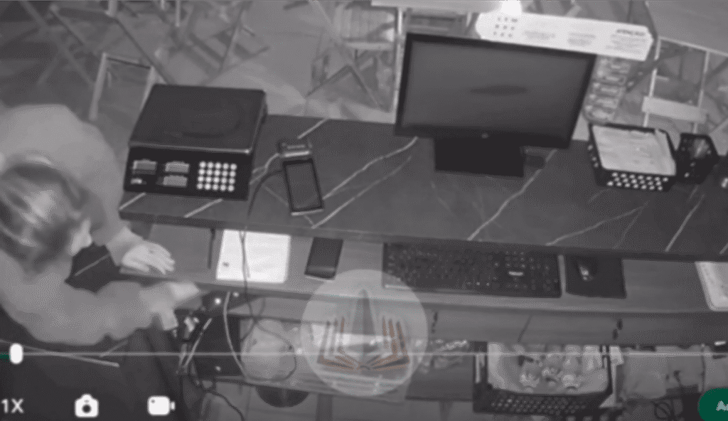 Autora de furto em sorveteria, é presa pela Polícia Civil em Dionísio Cerqueira 3 A mulher foi presa nessa sexta-feira, em uma ação da Polícia Civil e militar. Ela seria a autora do furto em uma sorveteria no centro