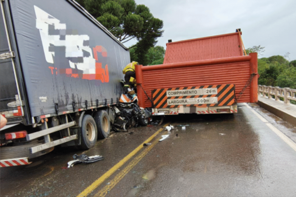 Motorista sobrevive após carro ser esmagado entre dois caminhões 3 carro