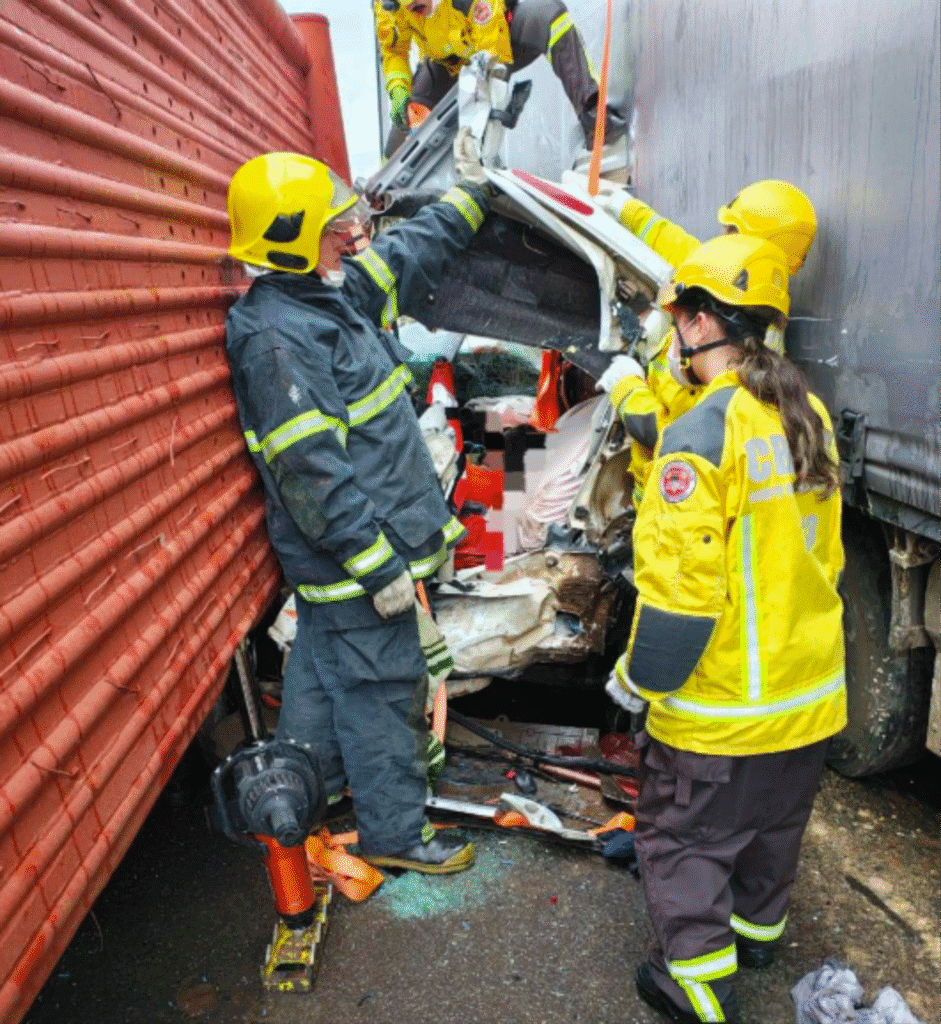 Motorista sobrevive após carro ser esmagado entre dois caminhões 4 carro 2
