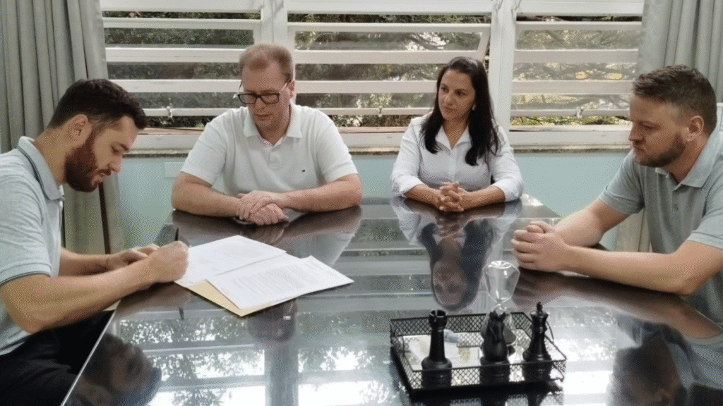 São José do Cedro dará início às obras da nova Unidade de Saúde no bairro Santa Rita 2 Ordem de serviço foi assinada pelo prefeito de São José do Cedro Fernando Will ao lado da equipe técnica e da empresa responsável, na última semana