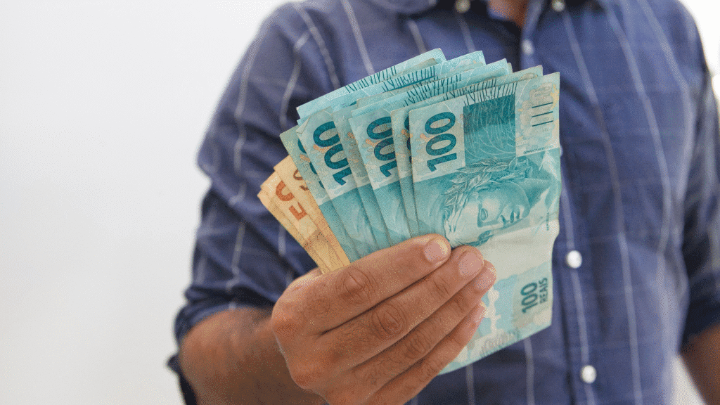 Ministro do TCU cobra esclarecimentos do INSS e da Previdência sobre fraudes que somam mais de R$ 6 bilhões, envolvendo descontos irregulares em benefícios entre 2019 e 2024