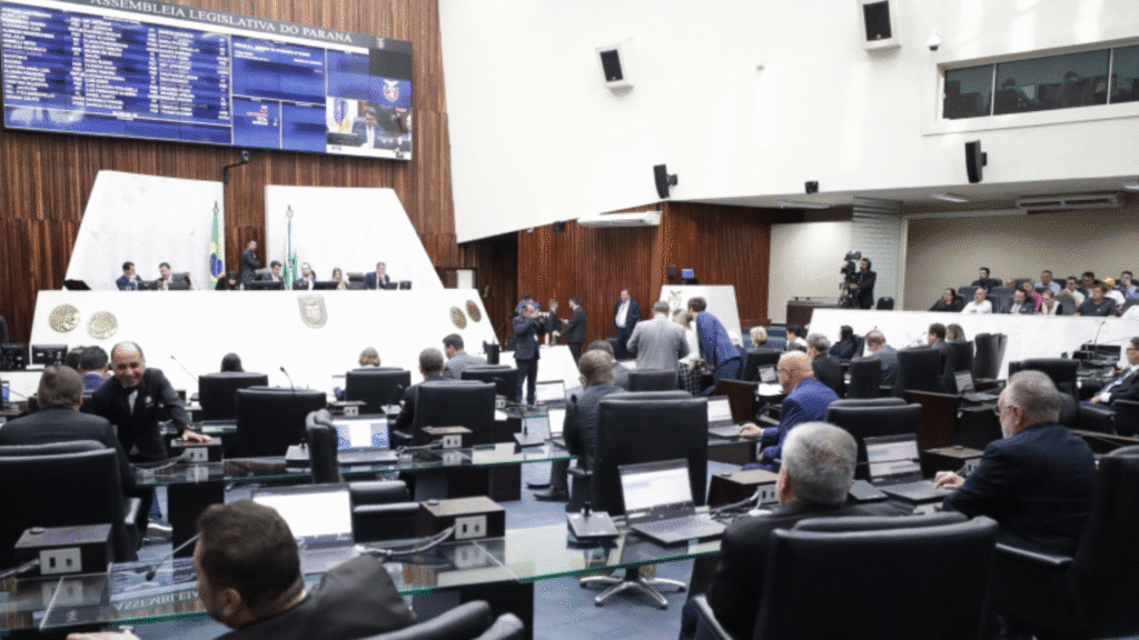 Assembleia Legislativa do Paraná analisa proposta de reajuste para professores 2 Na Assembleia Legislativa do Paraná, começou a tramitar a proposta do Poder Executivo que prevê o reajuste salarial para os professores da rede pública estadual.