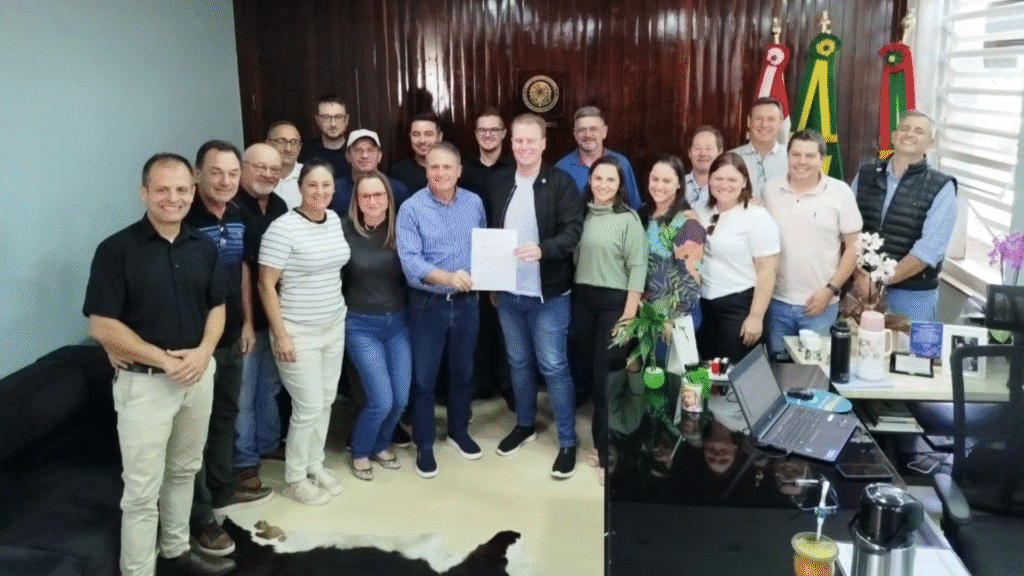 São José do Cedro recebe Van para a Saúde e garante R$ 200 mil para a agricultura 2 Em visita oficial o deputado Altair Silva realizou a entrega do veículo e anunciou novos investimentos para fortalecer para o município