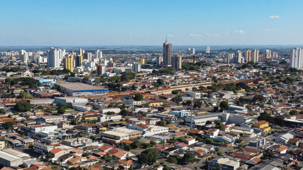Abertura de empresas cresce mais de 23% no Paraná em 2025 2 Número de novas empresas no Paraná aumenta 23,5% nos primeiros meses de 2025, impulsionado por medidas como o Selo de Baixo Risco que facilita a formalização de negócios