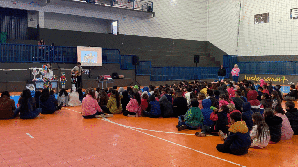 Evento educativo marca mobilização contra o abuso e a exploração sexual 2 Dionísio Cerqueira promoveu uma palestra-show educativa sobre combate ao abuso e exploração sexual infantil com alunos da rede municipal