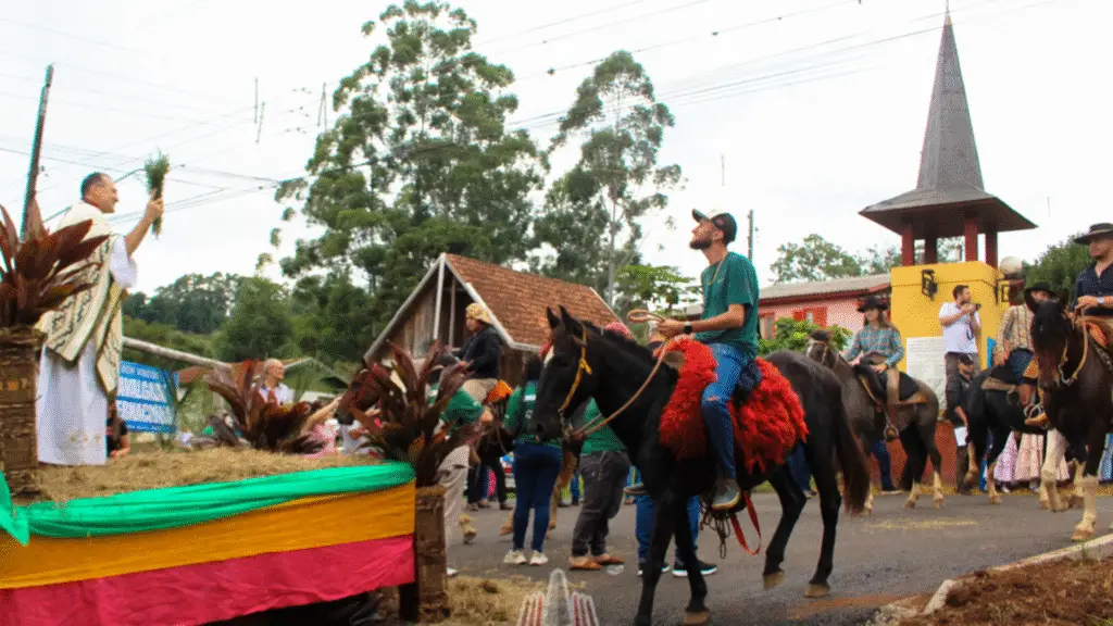 Mais de 300 cavaleiros participaram 17ª Cavalgada de Santa Emília de Rodat 5 crys 24