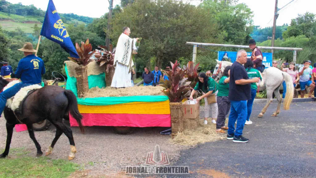 Mais de 300 cavaleiros participaram 17ª Cavalgada de Santa Emília de Rodat 2 Cavaleiros do Sudoeste do Paraná, Extremo Oeste de Santa Catarina e da Argentina realizaram a peregrinação de fé e tradição