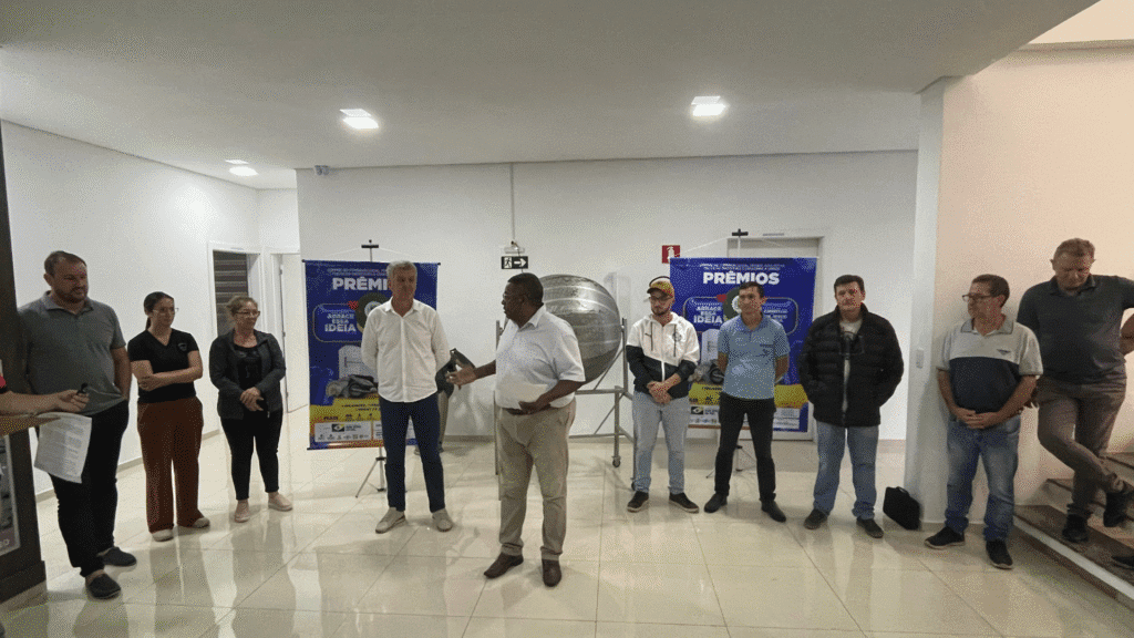 Primeiro sorteio da campanha “Abrace Essa Ideia” distribuiu mais de R$ 6 mil 4 O Prefeito Helio Surdi e secretário Adair Rosa destacam sucesso da iniciativa que valoriza o comércio local e fortalece a economia do município com a campanha